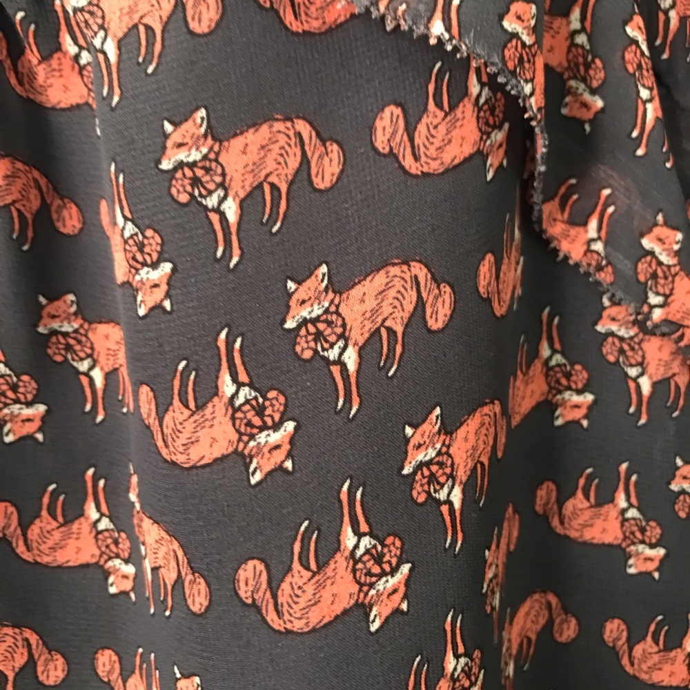 FOXES- shell top- cool gray with persimmon foxes.